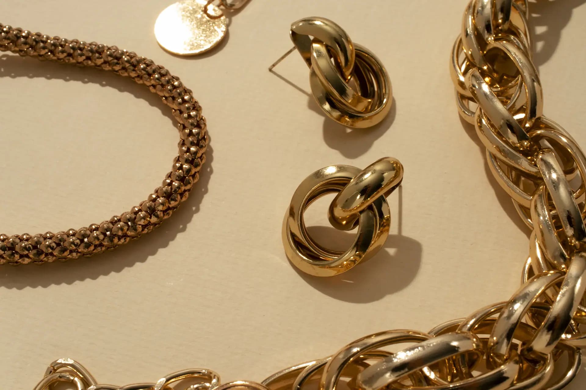 display-shiny-luxurious-golden-chain